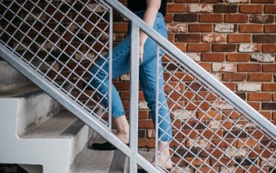Climb Stairs Properly To Reduce Postpartum Knee Pain