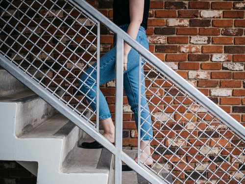 Climb Stairs Properly To Reduce Postpartum Knee Pain